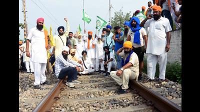 The farmers blocked the movement of trains on the Ludhiana Amritsar and Ludhiana-Jammu tracks. The Ferozepur railway division said movement of 31 trains were hit, with six being cancelled and nine diverted. (HT Photo) The farmers blocked the movement of trains on the Ludhiana Amritsar and Ludhiana-Jammu tracks. The Ferozepur railway division said movement of 31 trains were hit, with six being cancelled and nine diverted. (HT Photo)