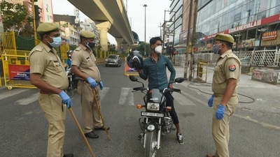 Shutting shops on Saturday and Sundays meant residents of satellite cities like Noida were getting done with their shopping from Delhi. (Photo by Sunil Ghosh / Hindustan Times) Shutting shops on Saturday and Sundays meant residents of satellite cities like Noida were getting done with their shopping from Delhi. (Photo by Sunil Ghosh / Hindustan Times)