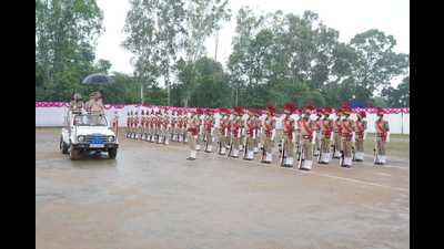 New Chandigarh DGP Praveer Ranjan (in jeep) taking the guard of honour during the welcome parade. (HT photo)
