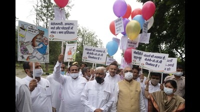 Under the leadership of ex-CM and CLP leader Bhupinder Singh Hooda, Congress MLAs protesting against the state government on the first day of monsoon session of Haryana Vidhan Sabha in Chandigarh on Friday. (Keshav Singh/HT)