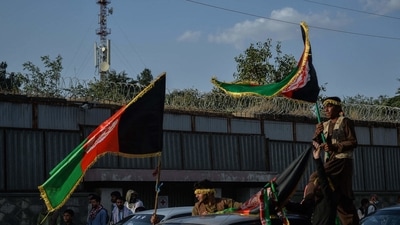 People carry the Afghanistan's national flag on the occasion of 102th Independence Day of the country in the Wazi Akbar khan area of Kabul on August 19, 2021. (AFP Photo) People carry the Afghanistan's national flag on the occasion of 102th Independence Day of the country in the Wazi Akbar khan area of Kabul on August 19, 2021. (AFP Photo)