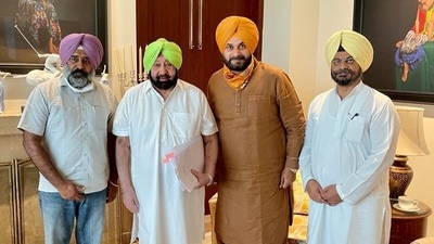 Accompanied by Kuljit Nagra and Pargat Singh, Congress chief Navjot Singh Sidhu met CM Amarinder Singh on Friday. (Twitter@RT_MediaAdvPBCM)