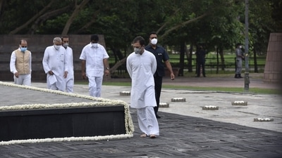 Rahul Gandhi at Veer Bhumi in Delhi pay his respect to father and late leader of Congress Rajv Gandhi. (HT Photo) Rahul Gandhi at Veer Bhumi in Delhi pay his respect to father and late leader of Congress Rajv Gandhi. (HT Photo)