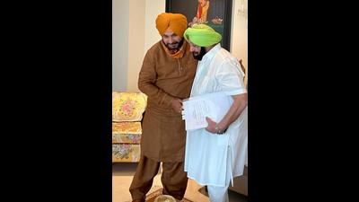 Punjab chief minister Capt Amarinder Singh and state Congress president Navjot Singh Sidhu meeting at the former’s farmhouse at Siswan near Chandigarh on Friday. (HT Photo) Punjab chief minister Capt Amarinder Singh and state Congress president Navjot Singh Sidhu meeting at the former’s farmhouse at Siswan near Chandigarh on Friday. (HT Photo)