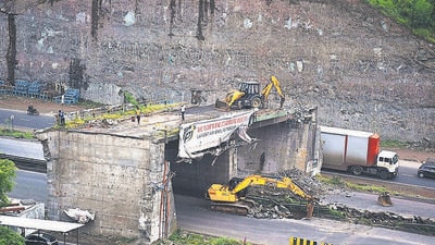 The Bengaluru highway near Pashan tekdi in Pune was closed for vehicles on Thursday as the Sus-Pashan bridge demolition work began. (HT) The Bengaluru highway near Pashan tekdi in Pune was closed for vehicles on Thursday as the Sus-Pashan bridge demolition work began. (HT)