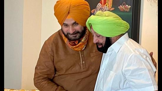 Punjab chief minister Capt Amarinder Singh and state Congress president Navjot Singh Sidhu meeting at the former’s farmhouse at Siswan near Chandigarh on Friday. (ht photo)