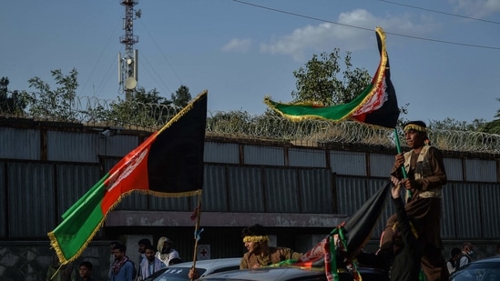 People carry the Afghanistan's national flag on the occasion of 102th Independence Day of the country in the Wazi Akbar khan area of Kabul on August 19, 2021.(AFP Photo) People carry the Afghanistan's national flag on the occasion of 102th Independence Day of the country in the Wazi Akbar khan area of Kabul on August 19, 2021.(AFP Photo)