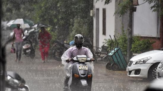 Commuters were caught unawares amid heavy rain at Jor Bagh in New Delhi on Friday (Sanjeev Verma/HT PHOT)