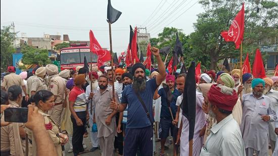 Scores of farmers under the Kirti Kisan Union opposed Congress ministers and leaders, across the political spectrum. (HT phot)