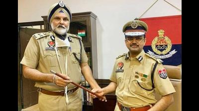 Newly-appointed police commissioner Naunihal Singh with the outgoing Rakesh Agrawal in Ludhiana on Saturday. (Gurpreet Singh/HT) Newly-appointed police commissioner Naunihal Singh with the outgoing Rakesh Agrawal in Ludhiana on Saturday. (Gurpreet Singh/HT)