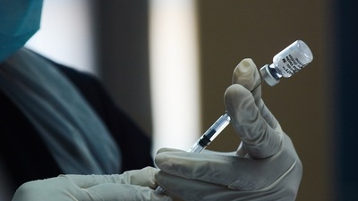 A health worker prepares a dose of the Pfizer-BioNTech Covid-19 vaccine. (Waldo Swiegers / BLOOMBERG) A health worker prepares a dose of the Pfizer-BioNTech Covid-19 vaccine. (Waldo Swiegers / BLOOMBERG)