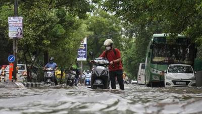 The IMD had issued an Orange alert for Saturday when moderate to heavy showers could lead to water logging and traffic snarls on key stretches in Delhi. (Sanchit Khanna/HT PHOTO/Representative use)