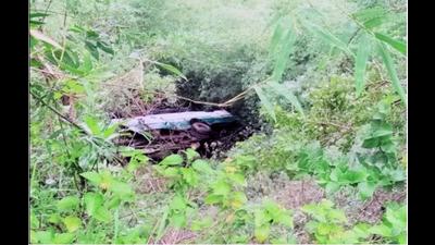 The Himachal Road Transport Corporation bus that skidded off the road and fell into a ditch in Nalagarh sub division of Solan district on Saturday. (HT Photo)