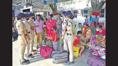 SAKHI, the special women’s team of Ludhiana Railway Protection Force, helping passengers at the railway station on Saturday. (Gurpreet Singh/HT) SAKHI, the special women’s team of Ludhiana Railway Protection Force, helping passengers at the railway station on Saturday. (Gurpreet Singh/HT)