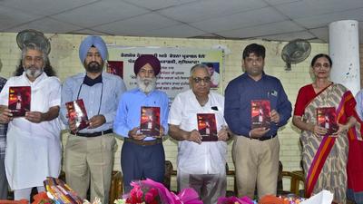 (From Left to Right) author Sukhjeet, AIG crime Bhupinder Singh Sidhu, eminent poet Surjit Patar, writer Dr Kewal Dhir, journalist and author Tarsem Deogan and retired principal Dr Narinder Kaur Sandhu releasing the book at Punjabi Bhawan in Ludhiana on Saturday. (Gurpreet Singh/HT) (From Left to Right) author Sukhjeet, AIG crime Bhupinder Singh Sidhu, eminent poet Surjit Patar, writer Dr Kewal Dhir, journalist and author Tarsem Deogan and retired principal Dr Narinder Kaur Sandhu releasing the book at Punjabi Bhawan in Ludhiana on Saturday. (Gurpreet Singh/HT)