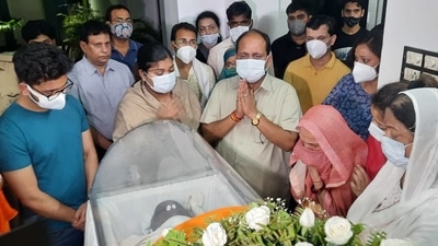 The mortal remains of former chief minister Kalyan Singh reached his Mall Avenue residence in Lucknow, Uttar Pradesh on Saturday. (Deepak Gupta/Hindustan Times) The mortal remains of former chief minister Kalyan Singh reached his Mall Avenue residence in Lucknow, Uttar Pradesh on Saturday. (Deepak Gupta/Hindustan Times)