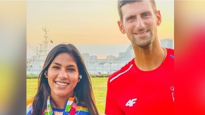 Indian fencer Bhavani Devi with Serbian tennis star Novak Djokovic (Bhavani Devi / Twitter)