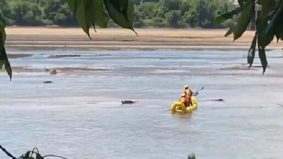 The image shows the officers reaching out to the 'body'. (Twitter/@TulsaFire)