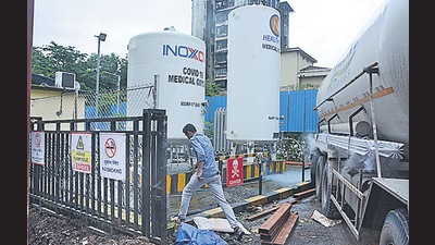 Chief minister Uddhav Thackeray on Saturday cautioned that the state’s medical oxygen stock has not significantly improved and added that if the state’s daily demand touches 700 metric tonnes (MT) then the government will look at a complete lockdown. (Praful Gangurde / HT) Chief minister Uddhav Thackeray on Saturday cautioned that the state’s medical oxygen stock has not significantly improved and added that if the state’s daily demand touches 700 metric tonnes (MT) then the government will look at a complete lockdown. (Praful Gangurde / HT)