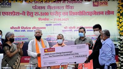 The loan sanction letter of  ₹5,100 crore for implementation of Ganga Expressway project being handed over n the presence of Union finance minister Nirmala Sitharaman and UP chief minister Yogi Adityanath in Lucknow on Saturday. (PTI Photo)