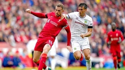Liverpool's Jordan Henderson, left, and Burnley's Jack Cork battle for the ball during the English Premier League soccer match between Liverpool and Burnley at Anfield (AP) Liverpool's Jordan Henderson, left, and Burnley's Jack Cork battle for the ball during the English Premier League soccer match between Liverpool and Burnley at Anfield (AP)
