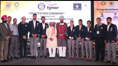 Players from the Indian men and women’s hockey teams being felicitated during a ceremony in Chandigarh on Saturday. (Ravi Kunar/HT)