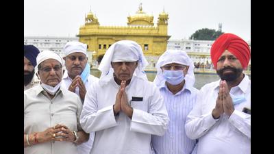 Congress MP Manish Tewari (centre) after paying obeisance at Golden Temple in Amritsar on Saturday. (Sameer Sehgal/HT) Congress MP Manish Tewari (centre) after paying obeisance at Golden Temple in Amritsar on Saturday. (Sameer Sehgal/HT)