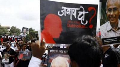 Protest demanding arrest of Dr Narendra Dabholkar’s murderer at VR Shinde bridge, near Balgandharva in Pune. (Rahul Raut/HT PHOTO) Protest demanding arrest of Dr Narendra Dabholkar’s murderer at VR Shinde bridge, near Balgandharva in Pune. (Rahul Raut/HT PHOTO)