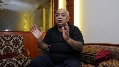 Last year, an FIR was filed against poet Munawwar Rana on similar charges after he allegedly defended the killings in France over a caricature of Prophet Muhammad. (Amit K Jaiswal/ Hindustan Times) Last year, an FIR was filed against poet Munawwar Rana on similar charges after he allegedly defended the killings in France over a caricature of Prophet Muhammad. (Amit K Jaiswal/ Hindustan Times)