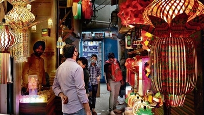 The decision comes in the backdrop of the Chamber of Trade and Industry (CTI) demanding an extension in the closing time of malls and markets in the national capital -- from the present 8 pm to 10 pm. (PHOTO: Shivam Saxena/ HT)