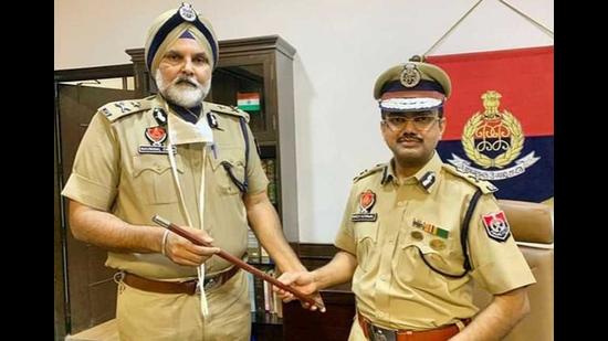 Newly-appointed police commissioner Naunihal Singh with the outgoing Rakesh Agrawal in Ludhiana on Saturday. (Gurpreet Singh/HT)