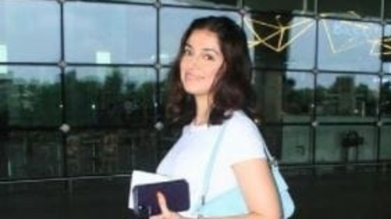 Divya Khosla was seen at the Mumbai airport.(Varinder Chawla)