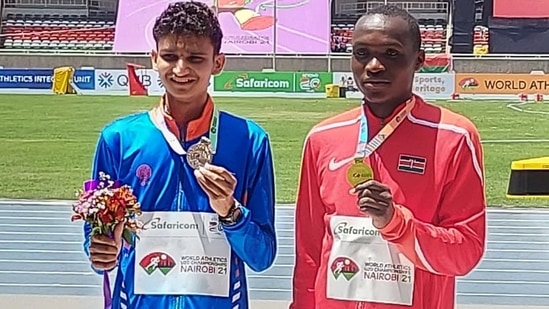 17-year-old Amit Khatri (L) win silver medal in the 10,000m race walk event at the World Athletics U20 Championships(Athletics Federation of India / Twitter)