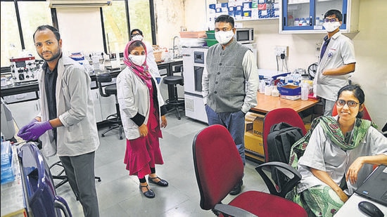 Dr Nusrat Sanghmitra (second from left) and Dr Fazlul (third from right) at NCL laboratory in Pune this week. (HT PHOTO)