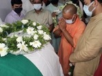 Uttar Pradesh Chief Minister Yogi Adityanath pays last respect to former Rajasthan Governor Kalyan Singh, on his demise, in Lucknow.(PTI) Uttar Pradesh Chief Minister Yogi Adityanath pays last respect to former Rajasthan Governor Kalyan Singh, on his demise, in Lucknow.(PTI)