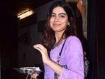 Boney Kapoor and Sridevi's daughter Khushi Kapoor was snapped outside Anil Kapoor's residence in Mumbai today. She arrived at the actor's house to celebrate Rakhi with her siblings. Shanaya Kapoor and her parents, Maheep Kapoor and Sanjay Kapoor, were also clicked outside Anil Kapoor's house.(HT Photo/Varinder Chawla)