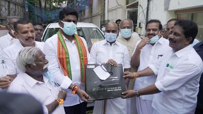 At the Chennai BJP office, L Murugan distributed the car keys of Toyota Innova Crysta to Maharajan (Tirunelveli), Dharmaraj (Kanyakumari), Sivasubramanian (Erode), and Nandakumar (Coimbatore). (Twitter) At the Chennai BJP office, L Murugan distributed the car keys of Toyota Innova Crysta to Maharajan (Tirunelveli), Dharmaraj (Kanyakumari), Sivasubramanian (Erode), and Nandakumar (Coimbatore). (Twitter)