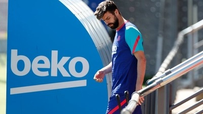 FC Barcelona's Gerard Pique arrives for training (REUTERS)