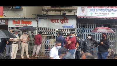 The victim – Kishore Jain, 45 – had not employed any staffers. On Saturday, he came to the shop at 10.40am. The CCTV of the shop has captured two men, wearing caps and masks, entering the shop. They headed to the strong room. (HT)