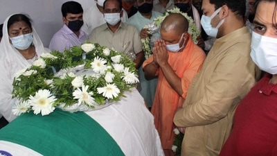 Uttar Pradesh Chief Minister Yogi Adityanath pays last respect to former Rajasthan Governor Kalyan Singh, on his demise, in Lucknow. (PTI) Uttar Pradesh Chief Minister Yogi Adityanath pays last respect to former Rajasthan Governor Kalyan Singh, on his demise, in Lucknow. (PTI)