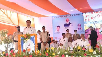 Union Minister for Power, New and Renewable Energy R K Singh during his Jan Ashirvad Yatra at Buxar on Sunday. (HT) Union Minister for Power, New and Renewable Energy R K Singh during his Jan Ashirvad Yatra at Buxar on Sunday. (HT)