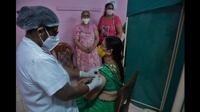 A health worker administers Covid-19 vaccine to a beneficiary at the District Nurses' Training Centre in Thane, Mumbai (HT PHOTO)