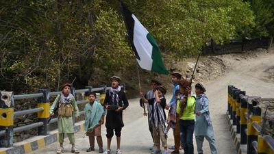 File photo: Children of local Afghan residents carrying hunting rifles and a flag stand over a bridge in Bandejoy area of Dara district in Panjshir province, days after the Taliban’s takeover of Afghanistan. (AFP) File photo: Children of local Afghan residents carrying hunting rifles and a flag stand over a bridge in Bandejoy area of Dara district in Panjshir province, days after the Taliban’s takeover of Afghanistan. (AFP)