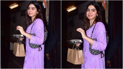 For the occasion, Khushi chose a festive ensemble. She wore a purple chikankari suit set and looked simply pretty in the ethnic outfit. (HT Photo/Varinder Chawla)