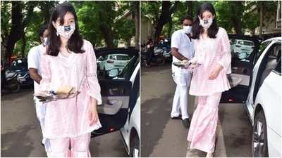 Shanaya wore a blush pink sharara set for the occasion. The set featured a short kurti that came with a billowy silhouette and bell sleeves. (HT Photo/Varinder Chawla)