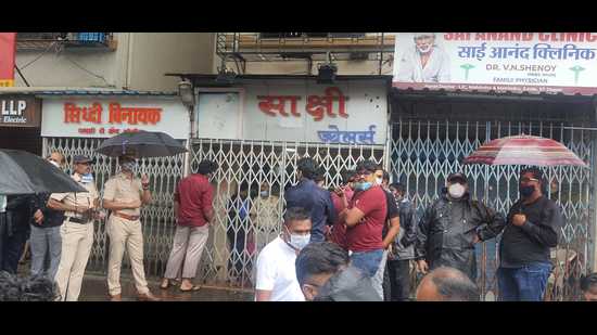 The victim – Kishore Jain, 45 – had not employed any staffers. On Saturday, he came to the shop at 10.40am. The CCTV of the shop has captured two men, wearing caps and masks, entering the shop. They headed to the strong room. (HT)
