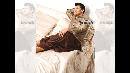 Sonu Nigam poses exclusively for this HT Brunch column; Outfit:Vickky Idnaani Label; Styling by Avinash Bamania (Vickky Idnaani)