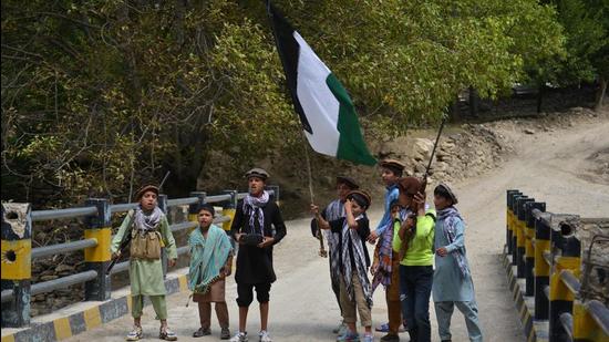 File photo: Children of local Afghan residents carrying hunting rifles and a flag stand over a bridge in Bandejoy area of Dara district in Panjshir province, days after the Taliban’s takeover of Afghanistan. (AFP)