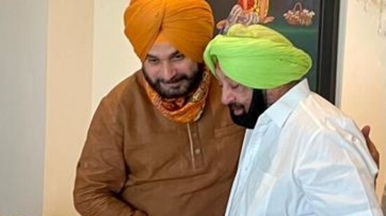 Following gaffes on part of Navjot Sidhu's advisers, Amarinder Singh has asked them to only advise Sidhu and not to speak on subjects they are not aware of. (HT Photo)
