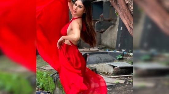 Mouni Roy, who is passionate about dancing, shared photos of herself in different dance postures.(Instagram/@mouniroy)